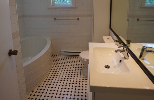 Shaughnessy Apartment | UBC, Guaranty Convenient Location! Top Floor Suite, Beautiful Surrounded