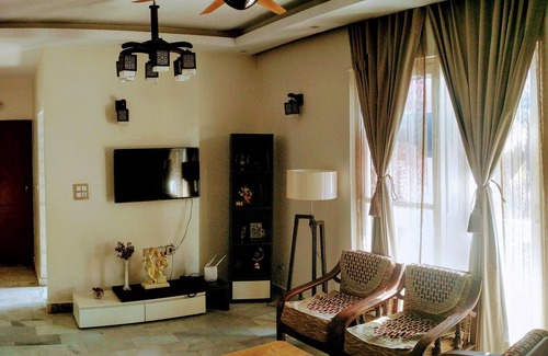 Rajouri Garden House | Central Delhi Apartment for 4 | Close to Metro & Breakfast