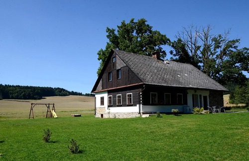 Kraliky Cabin | Inviting Ubytování Chalupa: Pet-Friendly Retreat with Kitchen