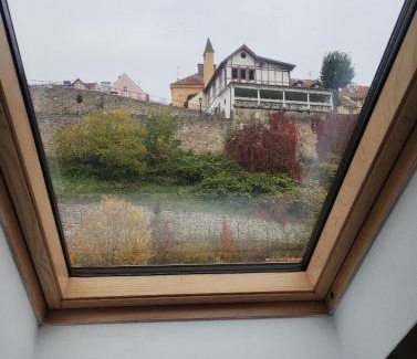 Loket Apartment | Cozy Stay at Ubytování pod Jezem with Breakfast Included