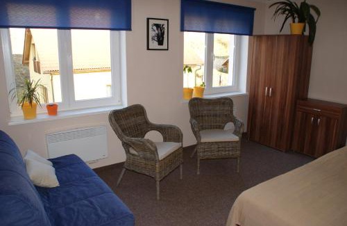 Loket Apartment | Cozy Stay at Ubytování pod Jezem with Breakfast Included