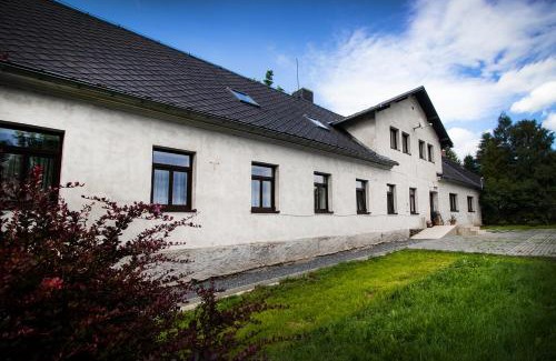 Rudna pod Pradedem Apartment | Comfortable Stay at Ubytování u Nováků with Hot Tub