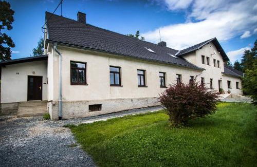Rudna pod Pradedem Apartment | Comfortable Stay at Ubytování u Nováků with Hot Tub