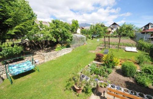 Dobsinska Masa Apartment | Discover Dagmar: Family-Friendly Stay with Breakfast Included
