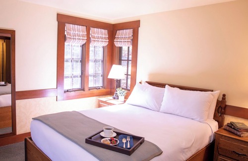 Lake Arrowhead Hotel | Explore UCLA Lake Arrowhead Lodge with Pool & Spa Amenities