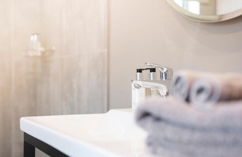 Blue Crane Route Bed & Breakfast | Discover Ufumene Game Lodge: Poolside Family Getaway