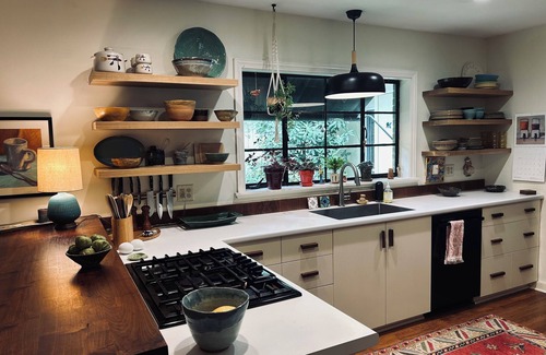 Athens House | UGA Gameday House: Tailgate + walk to Sanford Stadium - 4BR/3.5 bath in 5 Points