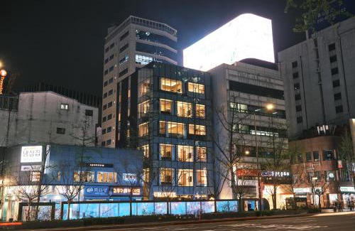 Sogong-dong Hotel | Discover UH Suite Seoul Deoksugung: Rated 9.6/10 & Family-Friendly