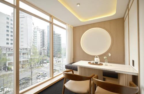Sogong-dong Hotel | Discover UH Suite Seoul Deoksugung: Rated 9.6/10 & Family-Friendly