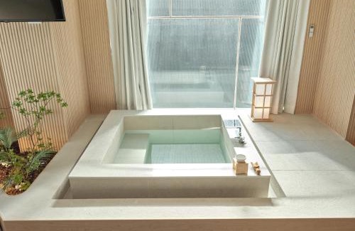 Sogong-dong Hotel | Explore UH Suite Seoul Square: Family-Friendly Retreat