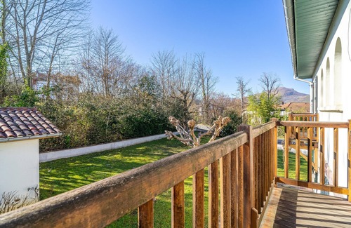 Saint-Jean-Pied-de-Port Apartment | Uharte - Cozy 3-Bedroom Apartment with Spa & Breakfast