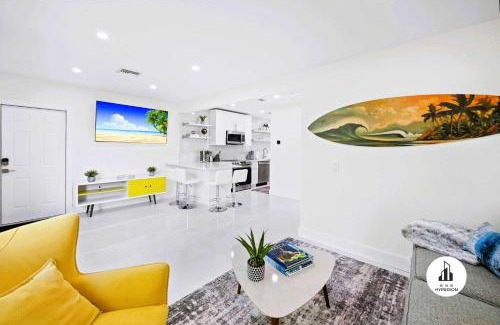 Victoria Park Apartment | Modern 1B Haven - Family-Friendly Retreat in Fort Lauderdale