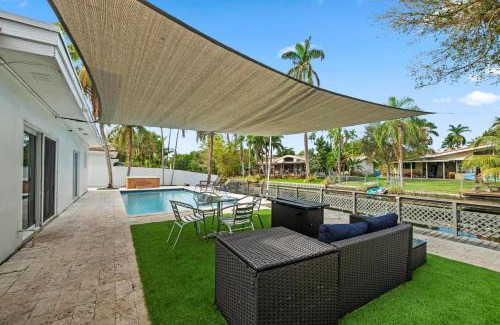 Ojus House | BnB Hyperion - 4-Star Home with Pool & Child-Friendly Fun
