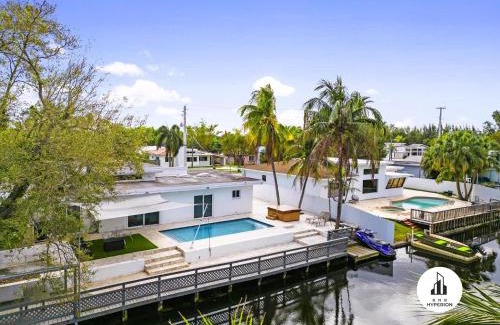 Ojus House | BnB Hyperion - 4-Star Home with Pool & Child-Friendly Fun