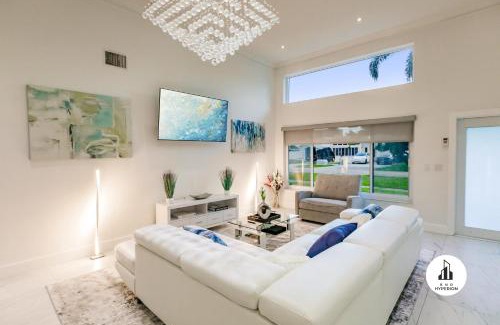 Ojus House | BnB Hyperion - 4-Star Home with Pool & Child-Friendly Fun