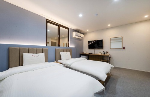 Uiryeong Hotel | Eco-Friendly Uiryeong Crystal with Breakfast & Family Amenities