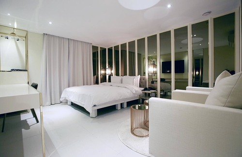 Uiwang Hotel | Eco-Friendly Uiwang Cullinan: Family and Kitchen Amenities