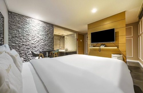 Uiwang Hotel | Eco-Friendly Uiwang Hotel Bobos with Hot Tub & Breakfast