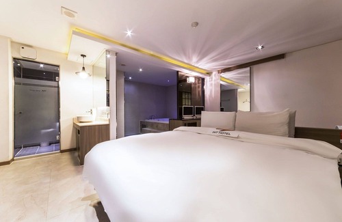 Uiwang Hotel | Eco-Friendly Comfort at Uiwang IMT with Hot Tub & Kitchen