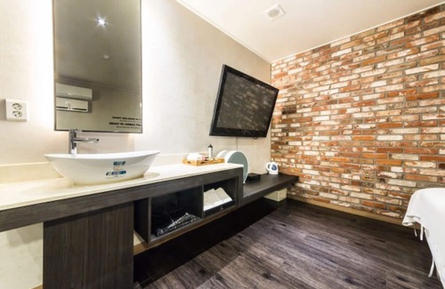Uiwang Hotel | Eco-Friendly Comfort at Uiwang IMT with Hot Tub & Kitchen