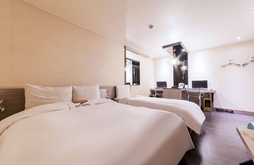 Uiwang Hotel | Eco-Friendly Comfort at Uiwang IMT with Hot Tub & Kitchen