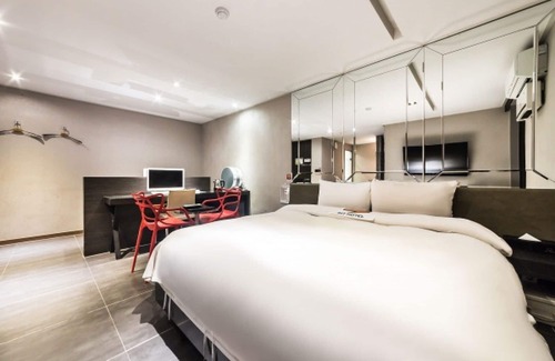 Uiwang Hotel | Eco-Friendly Comfort at Uiwang IMT with Hot Tub & Kitchen