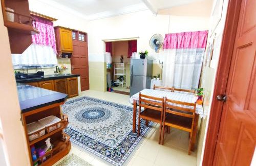 Kuala Terengganu House | Ujana Damai: Family-Friendly Retreat with Pool & Kitchen