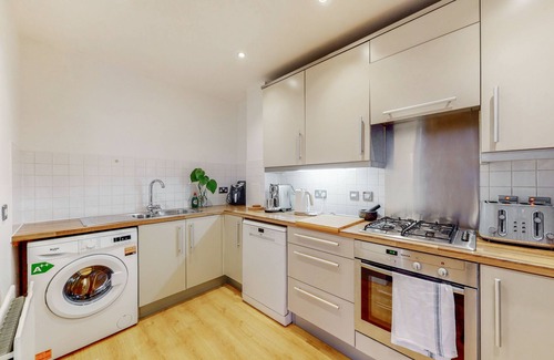 Shadwell Apartment | Modern 2-Bedroom Flat in Shadwell with Breakfast Included