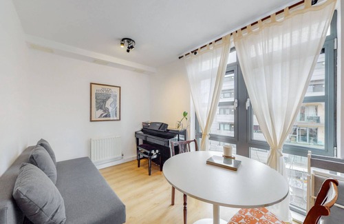 Shadwell Apartment | Modern 2-Bedroom Flat in Shadwell with Breakfast Included