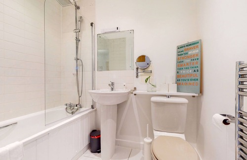 Shadwell Apartment | Modern 2-Bedroom Flat in Shadwell with Breakfast Included