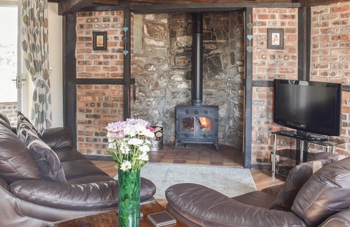 Brynsiencyn Cottage | Cozy 2 Bedroom Retreat in Llanfairpwllgwyngyll with Views