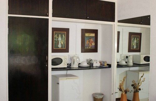 Klerksdorp House | Highly Rated Ukarimu Guest House with Pool and Breakfast