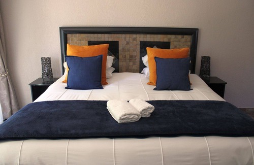 Klerksdorp House | Highly Rated Ukarimu Guest House with Pool and Breakfast