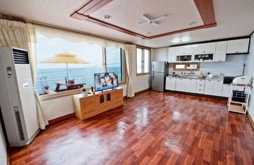 Uljin House | Eco-Friendly Retreat at Uljin Saeparanggil Pension