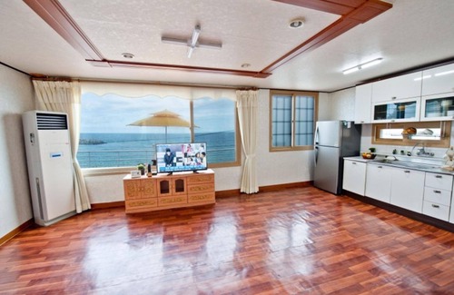 Uljin House | Eco-Friendly Retreat at Uljin Saeparanggil Pension