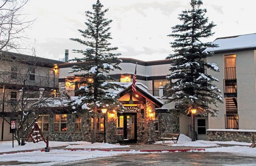 Steamboat Springs Hotel | Experience Adventure in Colorado: Hot Tub & Ski Access!