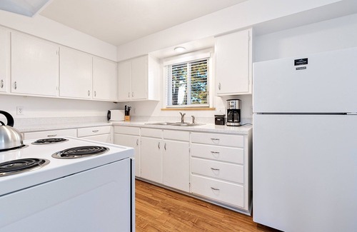 University Acres Condo | Ultimate Chill Zone: Pet-Friendly Oasis with BBQ & Bikes
