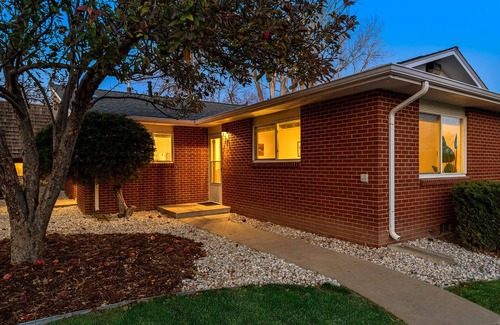 University Acres Condo | Ultimate Chill Zone: Pet-Friendly Oasis with BBQ & Bikes