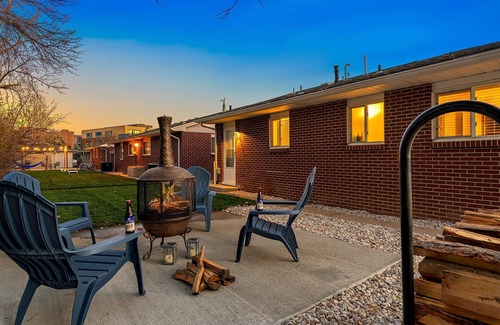University Acres Condo | Ultimate Chill Zone: Pet-Friendly Oasis with BBQ & Bikes