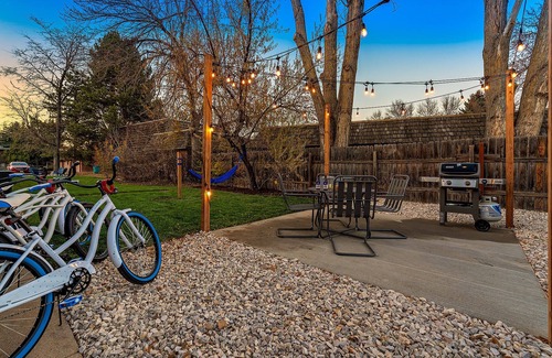 University Acres Condo | Pet-Friendly Ultimate Chill Zone with BBQ & Bikes Awaits!