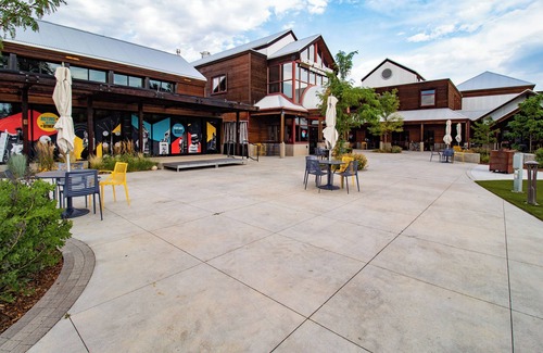 University Acres Condo | Pet-Friendly Ultimate Chill Zone with BBQ & Bikes Awaits!