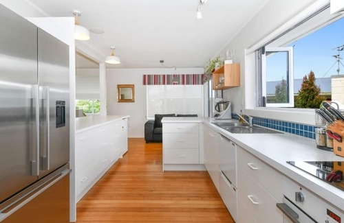 Mount Maunganui House | Ultimate Family Retreat. Central Mount, 400m to Beach with pool.