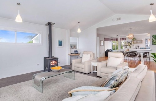 Mount Maunganui House | Ultimate Family Retreat. Central Mount, 400m to Beach with pool.
