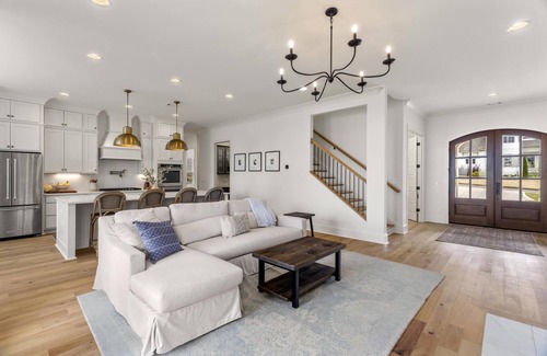 Auburn House | Ultimate Game Day House with Outdoor Grill & King Suite