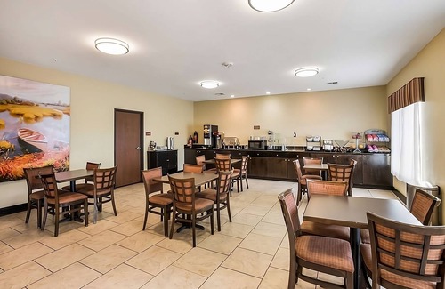 Saint Landry Hotel | Ideal Retreat at Knights Inn Bunkie: Pool & Free Breakfast!