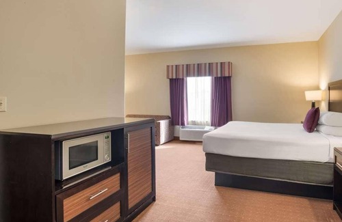 Saint Landry Hotel | Ideal Retreat at Knights Inn Bunkie: Pool & Free Breakfast!