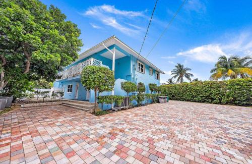 Fort Pierce Shores Villa | Group-Friendly 8BD Beach Retreat - Perfect for Gatherings