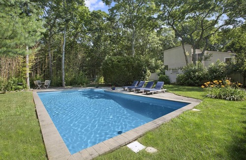 East Hampton House | Gorgeous East Hampton Modern Home with Pool & Breakfast