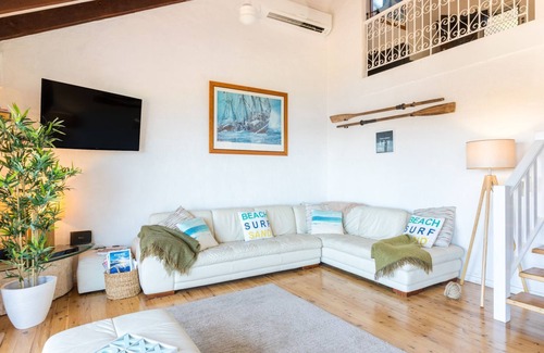 Kiama Heights Cottage | Oceanfront Haven with Breathtaking Views and Family Amenities