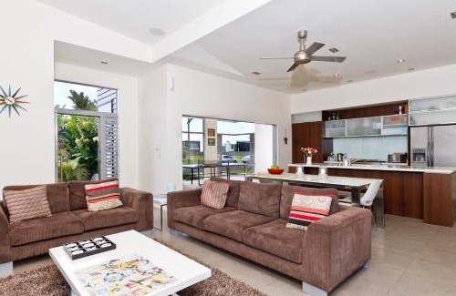 Omaha House | Beautiful Omaha Holiday Home with Ocean Views and Child-Friendly Amenities